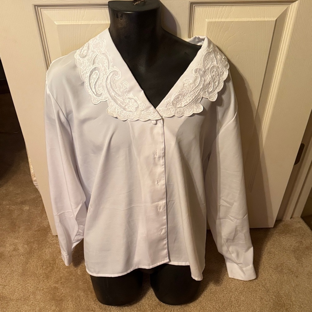 Yes St Clair 2 Women's White Embroidered Collar Button-Up Top